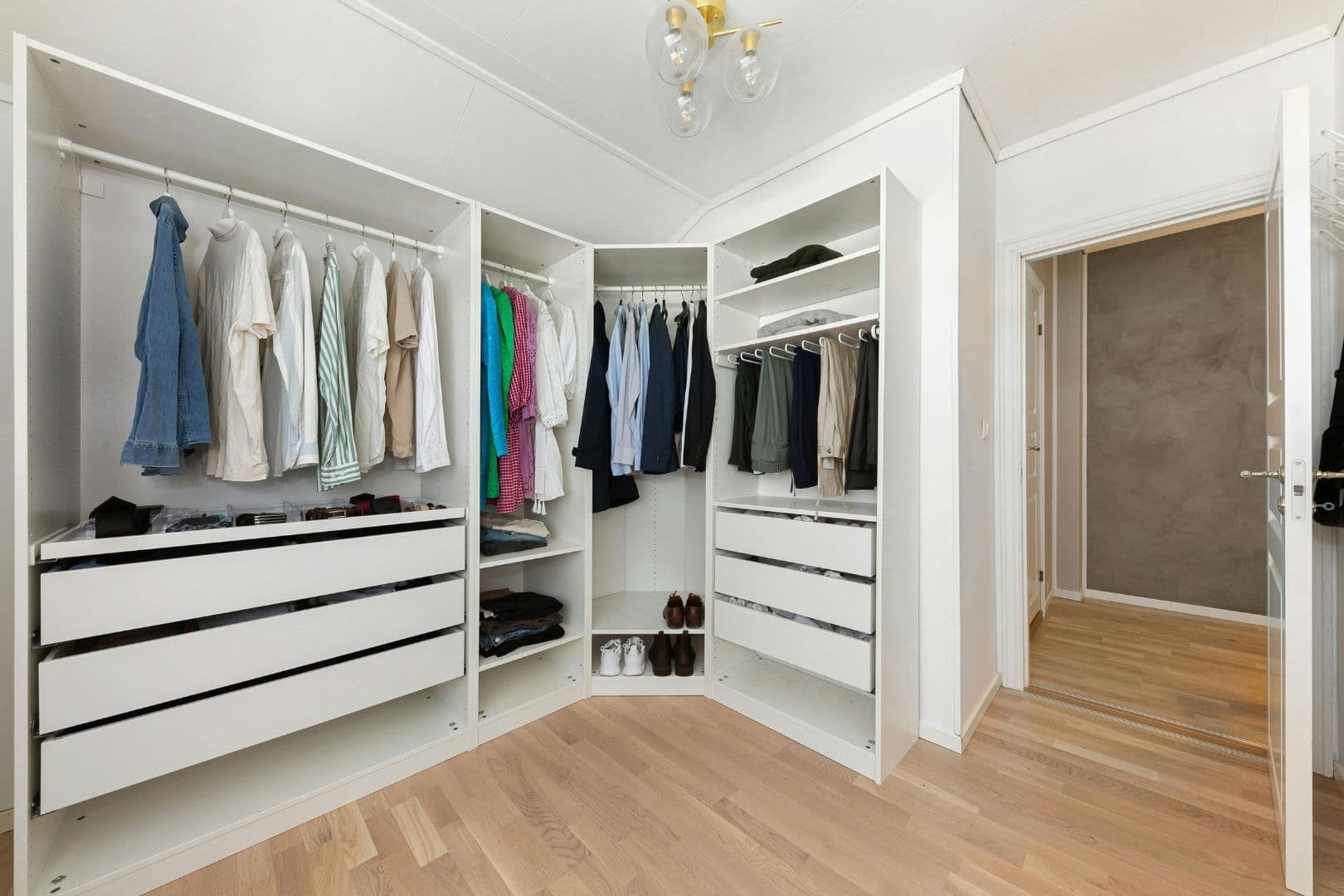 Built-ins & walk-in wardrobes